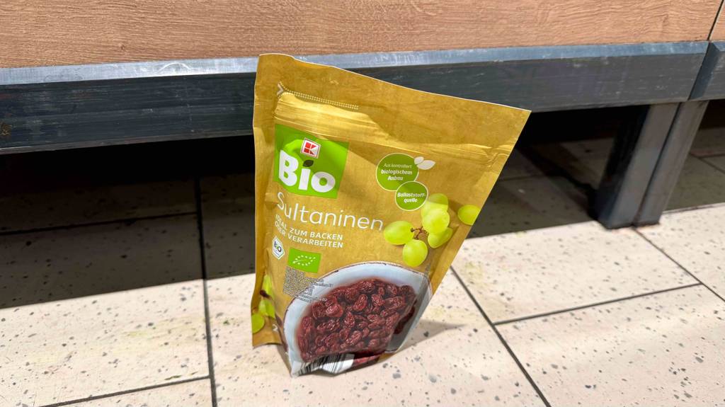 Eine Packung getestete Sultaninen sind vor einem Regal platziert.