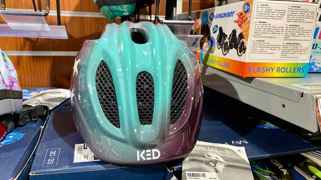 KED-Fahrradhelm-Test: ein Fahrradhelm von hinten ersichtlich.