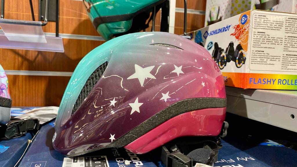 Ein getesteter KED-Fahrradhelm von der Seite ersichtlich mit Sternen darauf.