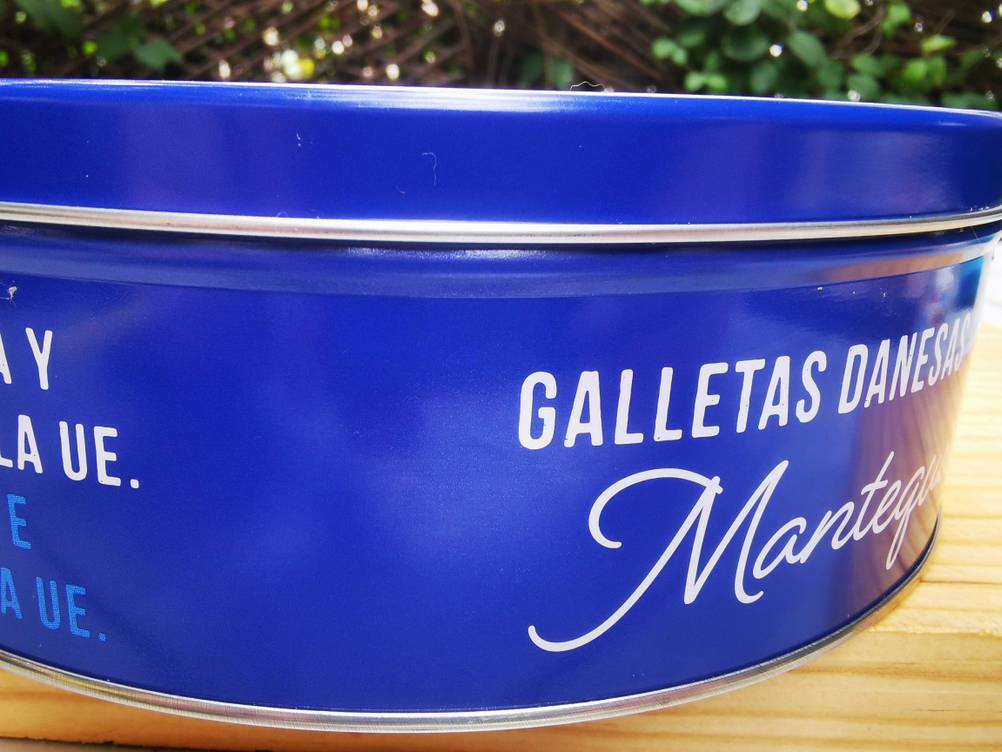 Der äußere Rand in blauer Farbe der getesteten Keksdose.