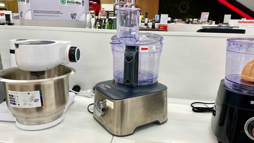 Kompakt-Küchenmaschine getestet: eine Kompakt-Küchenmaschine von Kenwood mit Aufsatzz darauf steht neben anderen Modellen.