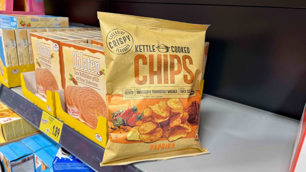 Chips im Test: Eine Packung Chips steht in einem Regal neben anderen Produkten.