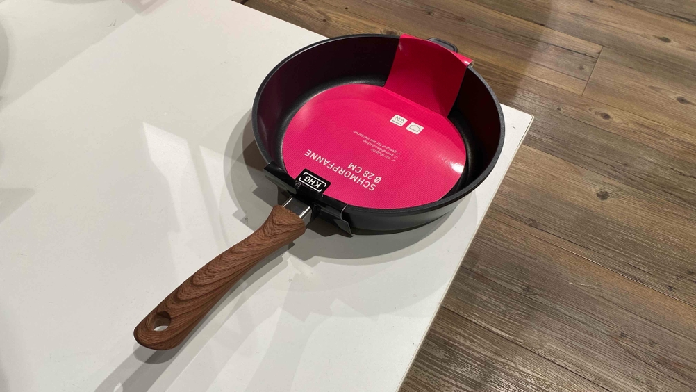 Schmorpfannen im Test: Eine Schmorpfanne von schräg oben auf einer hellen Fläche.