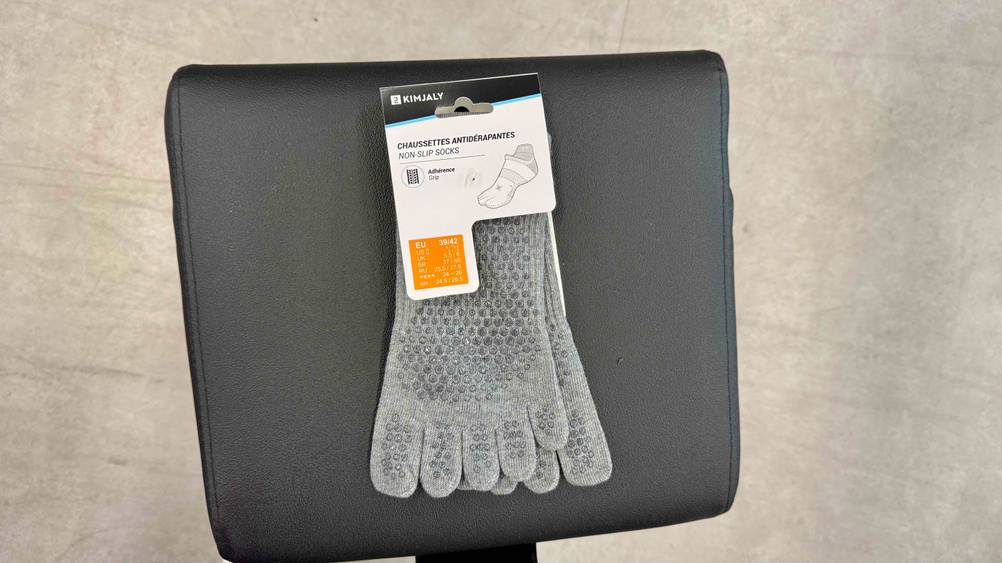 Die getesteten Zehensocken stehen mit der rutschfesten Seite im Fokus.