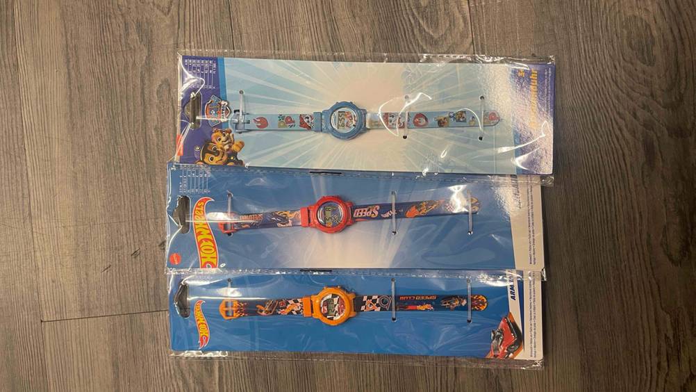 Drei getestete Kinderuhren mit unterschiedlichen Motiven befinden sich in einer transparenten Verpackung.