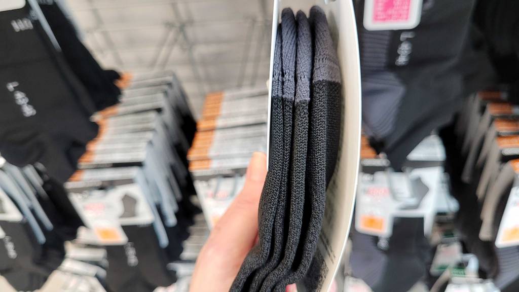 Seitenperspektive der getesteten Laufsocken, welche sich in der Verpackung befinden.