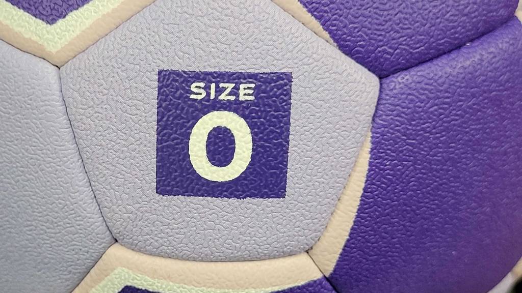 Getestet: Ein Handball der Größe 0 im Detail betrachtet.