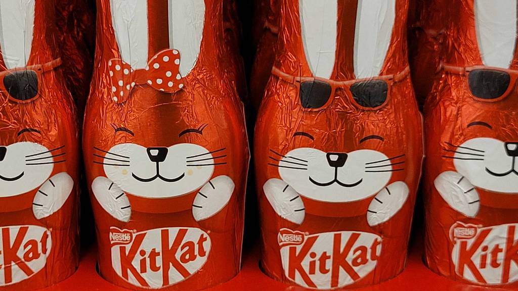 Osterschokolade -Test: Nahaufnahme der KitKat Schokoladenhasen.