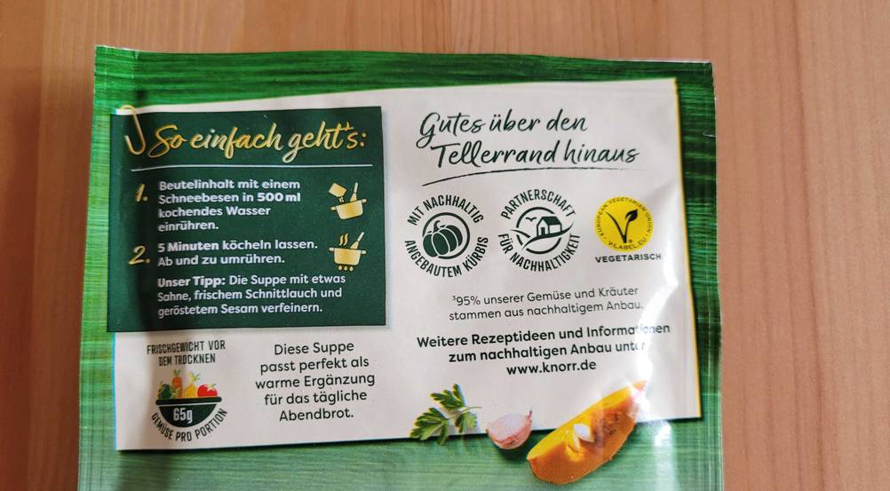Im Test: Nahaufnahme auf Zubereitungshinweise auf der Rückseite der Kürbissuppe.