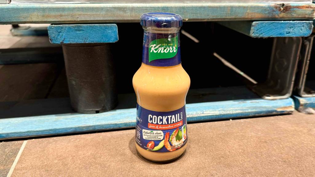 Die getestete Cocktail-Sauce steht vor einer Palette auf dem Boden.