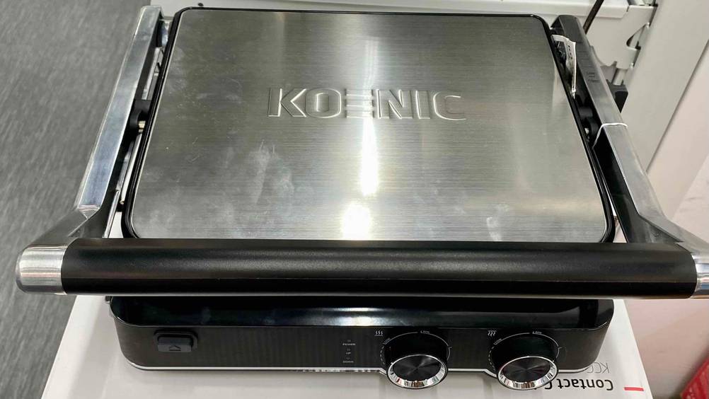 Getesteter Kontaktgrill steht geschlossen auf einer Verpackung