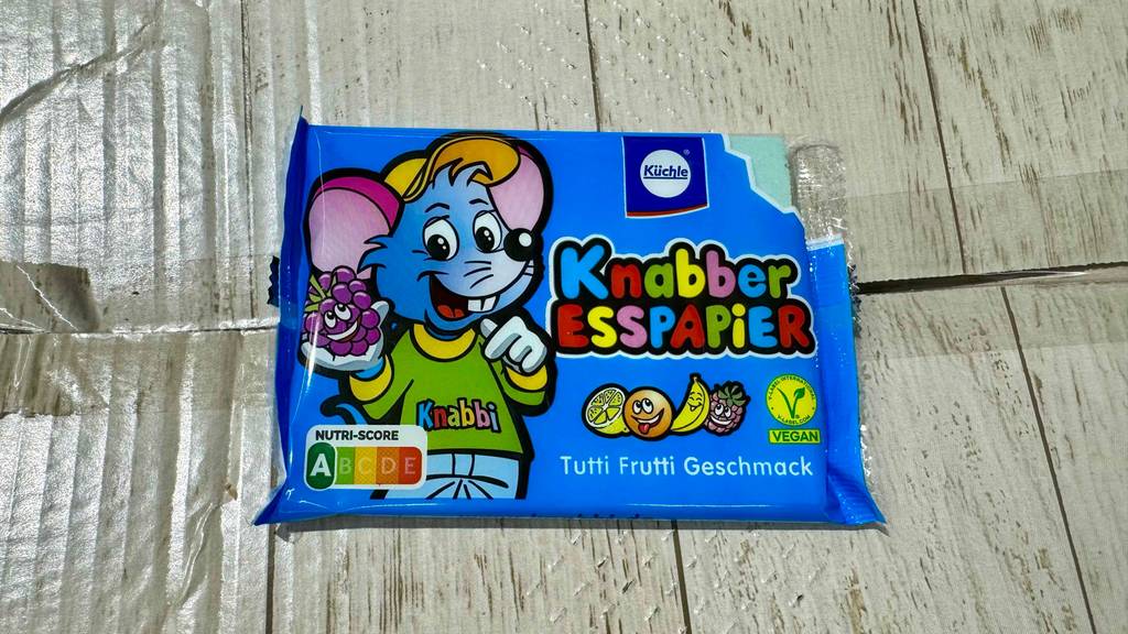 Getestetes Esspapier befindet sich in der Verpackung, die auf einem Karton liegt.