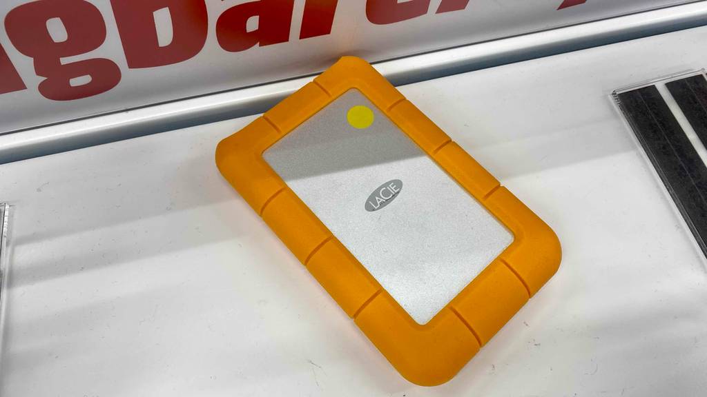 Externe 4-TB-Festplatte getestet: eine Festplatte liegt auf einre weißen Fläche.