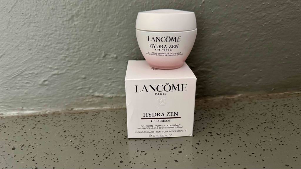 Auf der Verpackung steht der 50-ml-Tiegel mit der getesteten Lancome-Gesichtscreme.