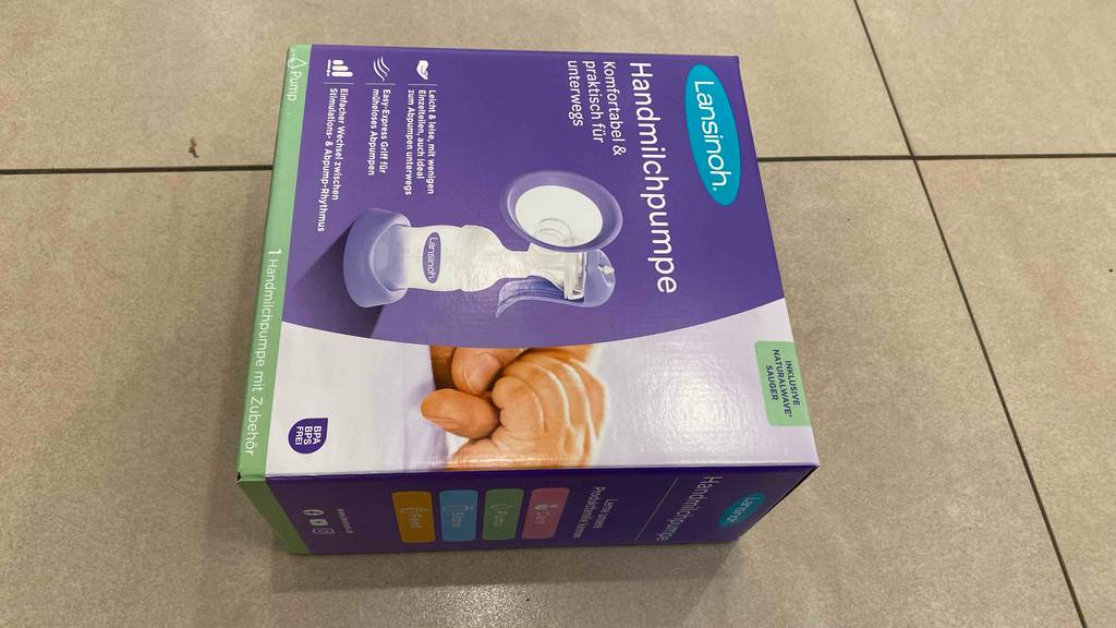 Handmilchpumpe getestet: Eine verpackte Pumpe auf einer hellen Oberfläche.
