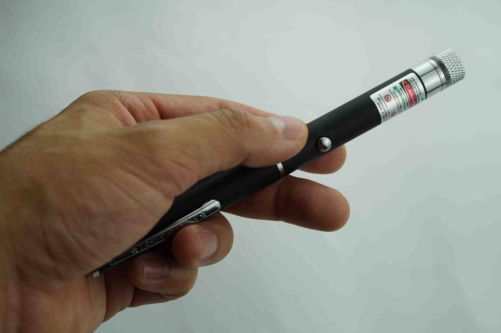 Laserpointer getestet: Laserpointer in der Farbe schwarz wird in der Hand gehalten.