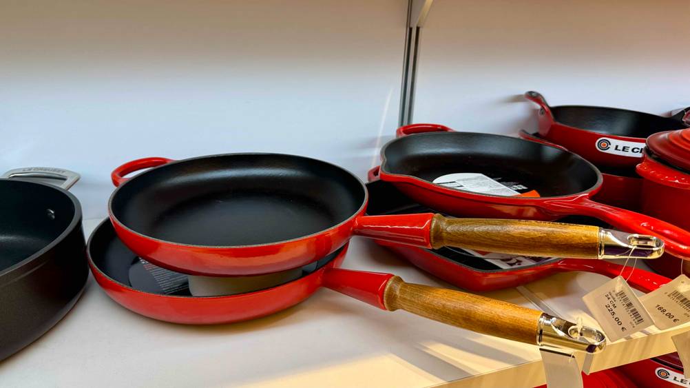 Mehrere getestete Le-Creuset-Pfannen befinden sich in einem Regal.