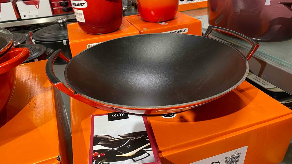 Wok-Gusseisen getestet: ein Wok-Gusseisen ohne Pfanne in einem Geschäft platziert.