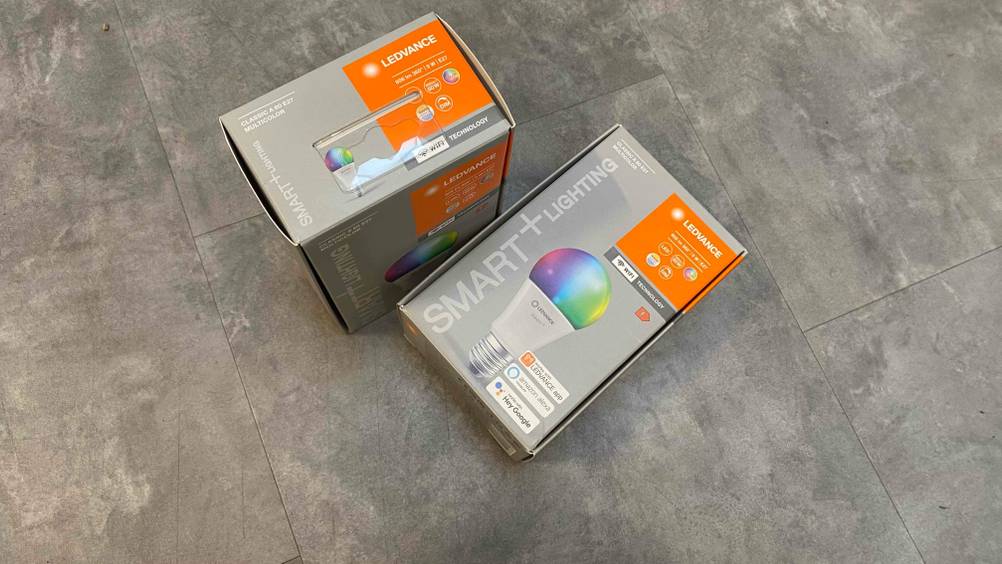  Smart-Glühbirne getestet: zwei Verpackungen von Smart-Glühbirnen auf einem Boden platziert.