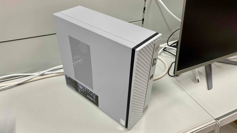 Auf einer weißen Fläche steht ein getesteter Desktop-PC.