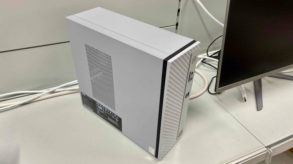 Auf einer weißen Fläche steht ein getesteter desktop-pc