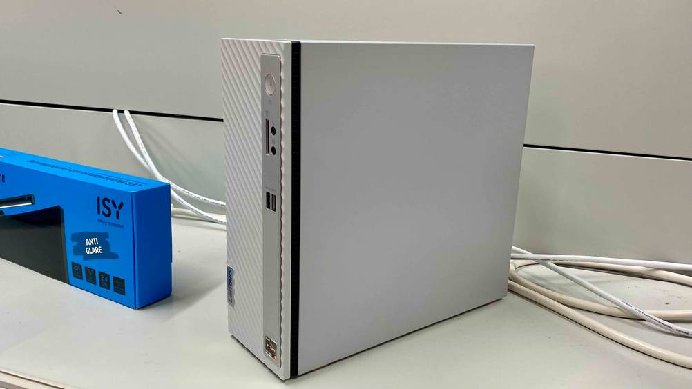 Desktop-PC-Test: Ein Gerät der Marke Lenovo von der rechten Seite.