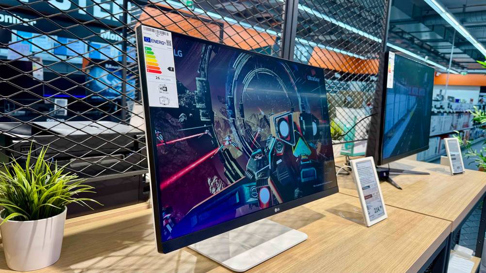 Der getestete LG-27-Zoll-Monitor steht auf einem Tisch neben einem anderen Modell.
