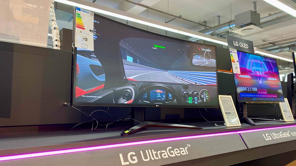 Curved-Monitor mit 144 Hz getestet: ein Curved-Monitor mit 144 Hz steht in einem Regal neben einem aneren Monitor.
