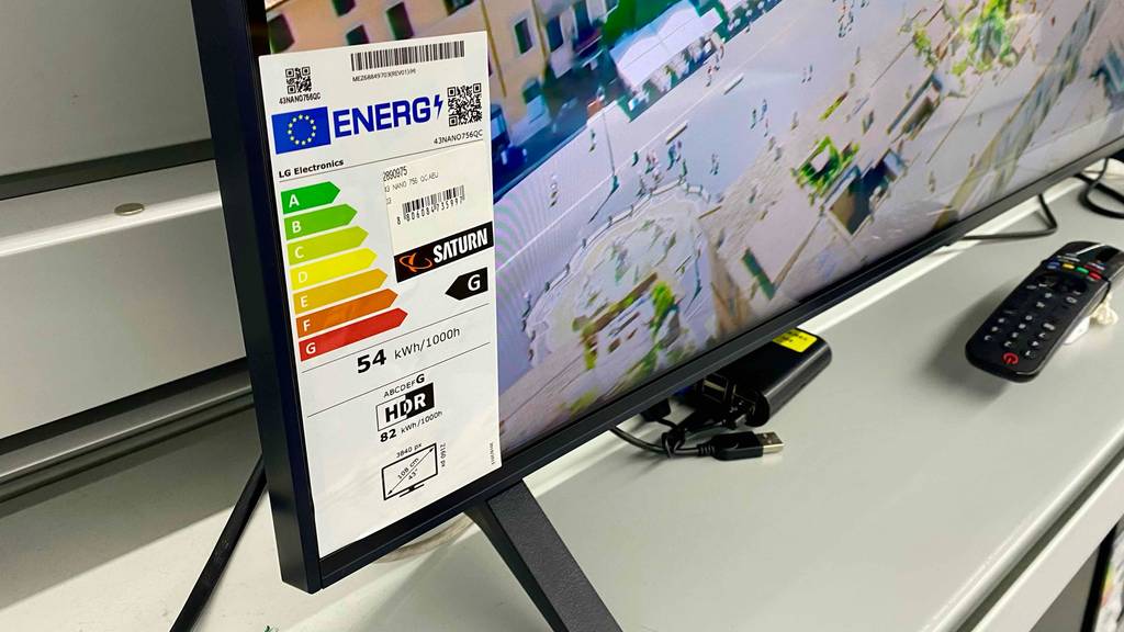 LG-Fernseher-43-Zoll-Test: Etikett eines Fernsehers mit Informationen zum Produkt im Fokus.