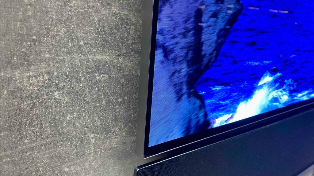 OLED-55-Zoll getestet: linker, unterer Rahmen eines eingeschalteten Fernsehers.