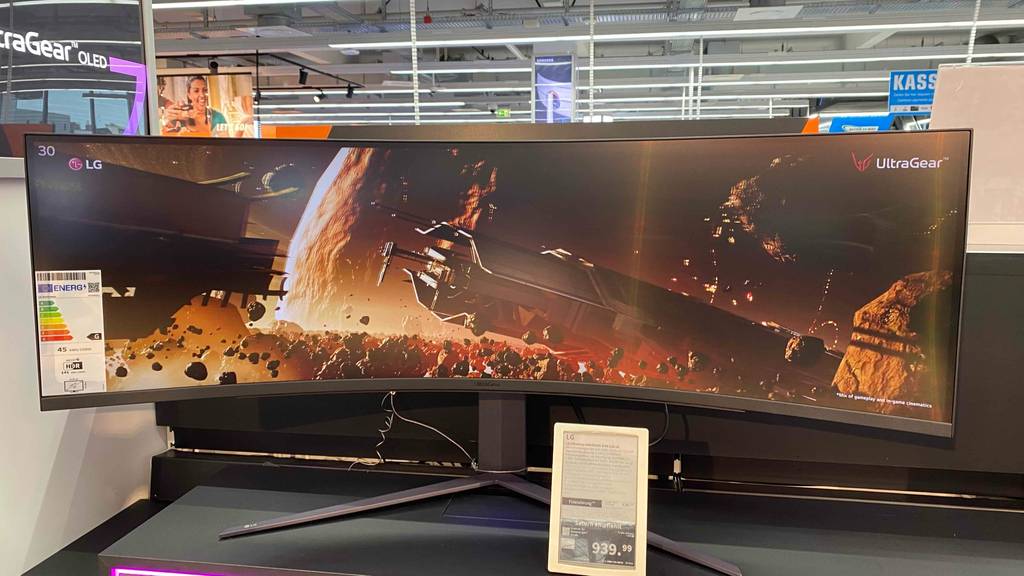 Ultrawide-Monitor-Test: ein Ultrawide-Monitor steht in einem Geschäft hinter dem Preisschild.