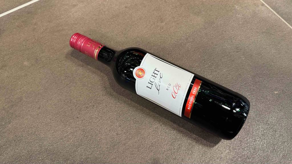 Die getestete Flasche alkoholfreier Rotwein im liegenden Zustand.