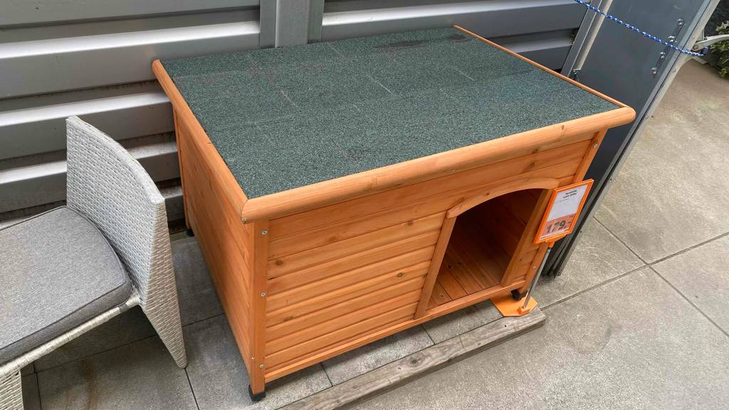 Hundehütte XXL im Test: Ansicht einer Hundehütte von oben mit beschichtetem Dach.
