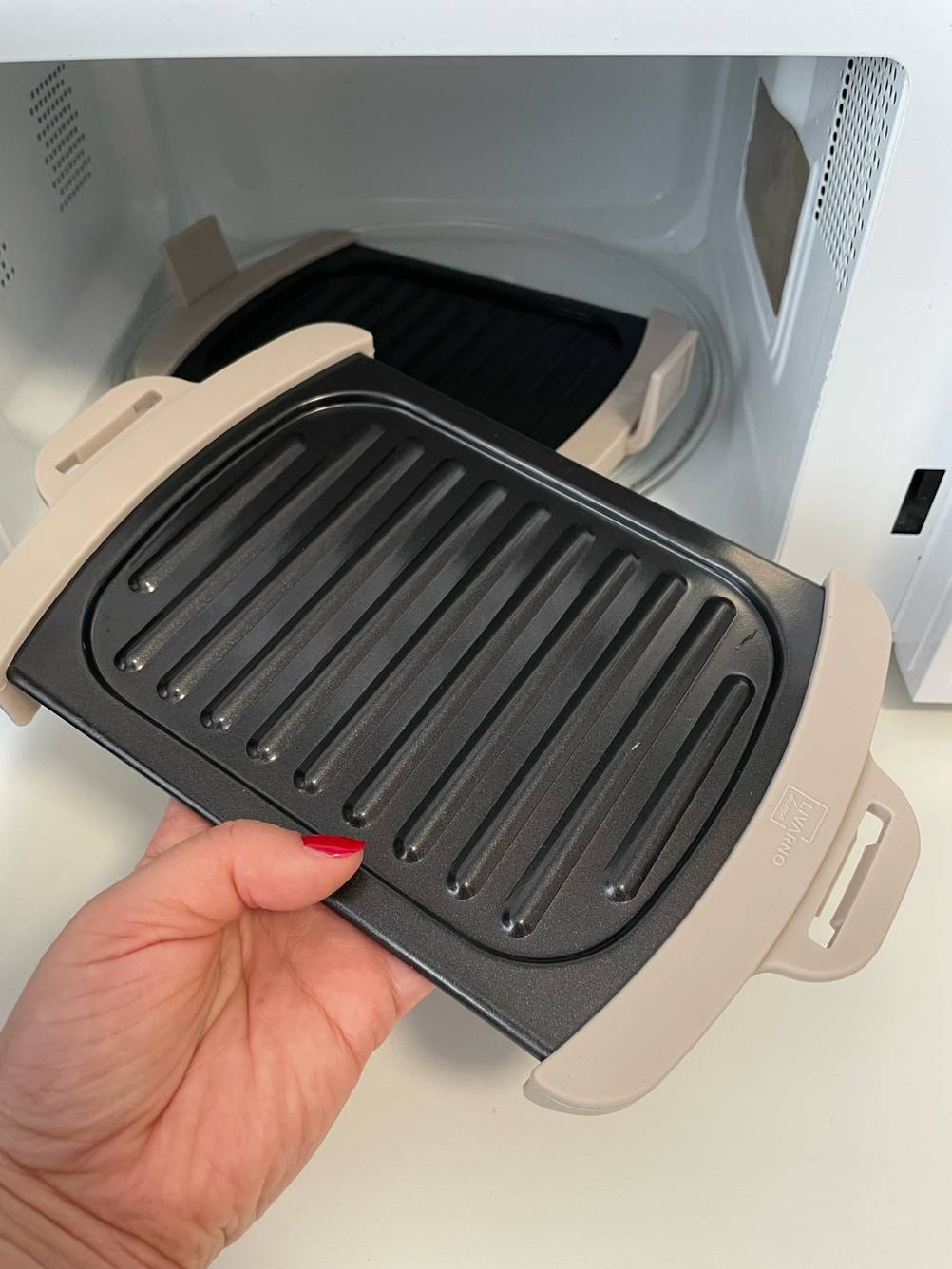 Die Grillplatte, welche getestet wurde wird in der Hand gehalten.