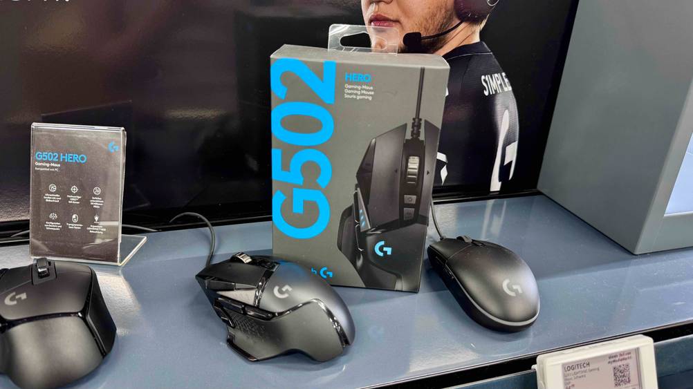 Die getestete Logitech-Gaming-Maus ist in einem Geschäft ausgestellt, während die Verpackung dahinter platziert ist.