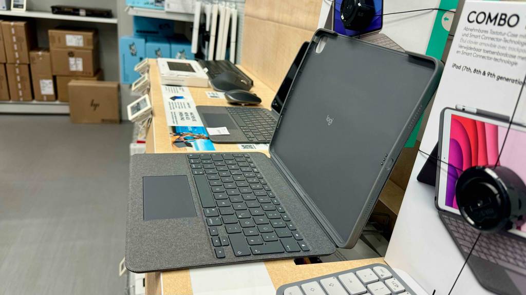 Die getestete Hülle für das iPad 8 im geöffneten Zustand,