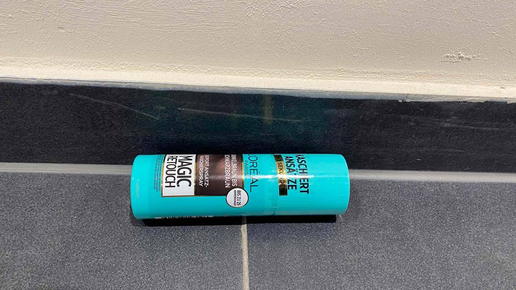 Ansatzspray-Test: Ansatzspray von Loreal in blauer Verpackung liegend auf einem Boden.