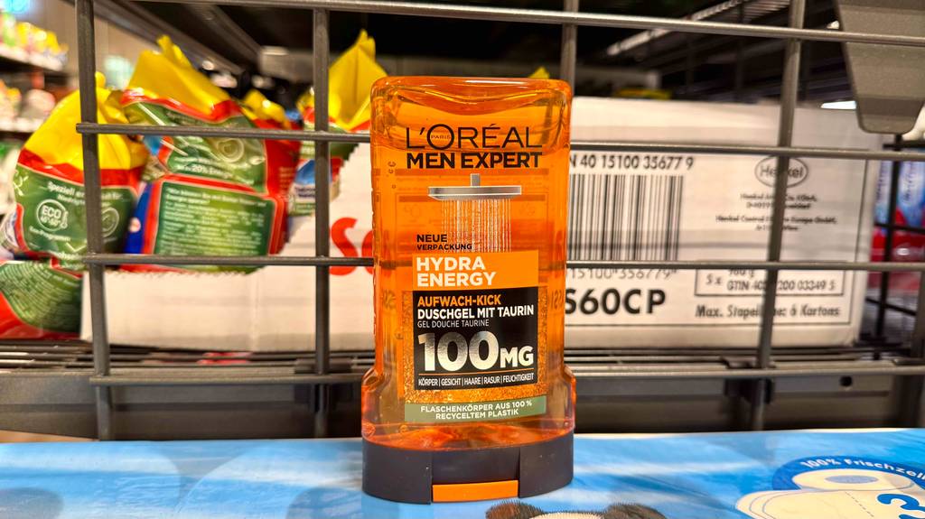 Das getestete L'Oréal-Men-Expert-Duschgel steht in einem Regal auf einer Klopapierrolle.