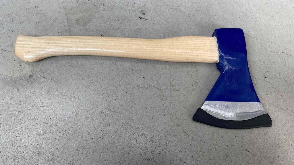 Vollaufnahme vom getesteten Handbeil der Marke Lux Tools