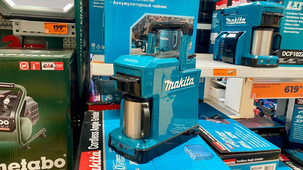 Eine getestete 12v-Kaffeemaschine von Makita mit einem Tragegriff.