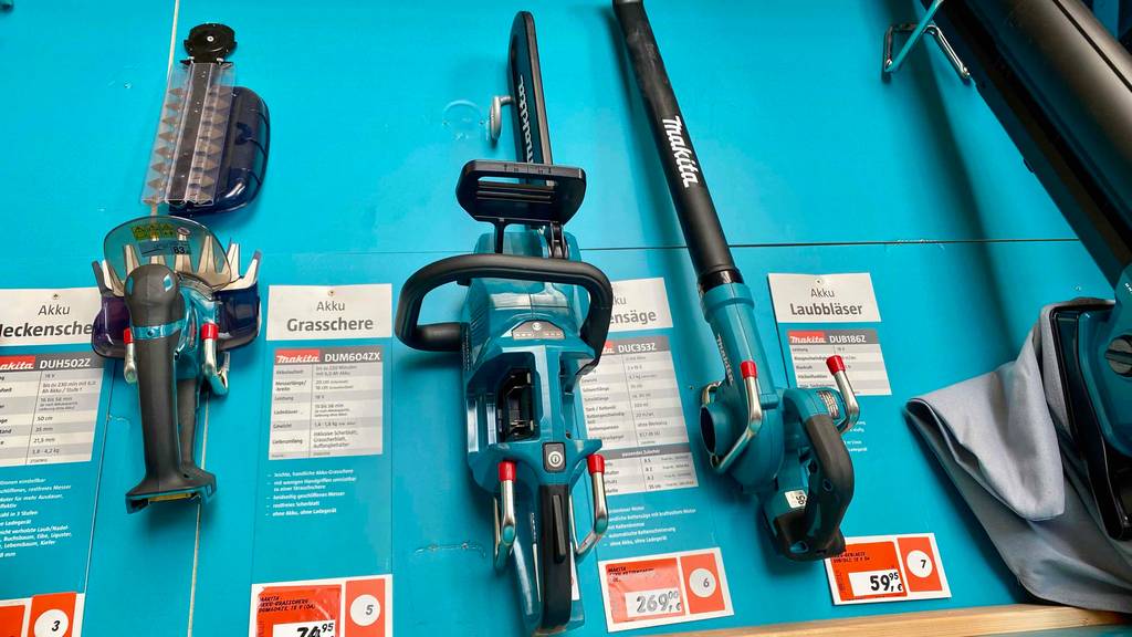 Makita-Akku-Kettensäge getestet: eine Makita-Akku-Kettensäge ist neben dem Preisschild in einem Geschäft neben anderen Geräten von Makita ausgestellt.