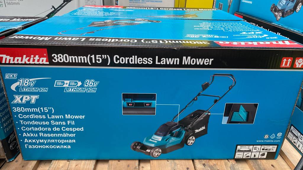 Makita-Akku-Rasenmäher getestet: Verpackung von Makita-Rasenmäher in einem Regal.