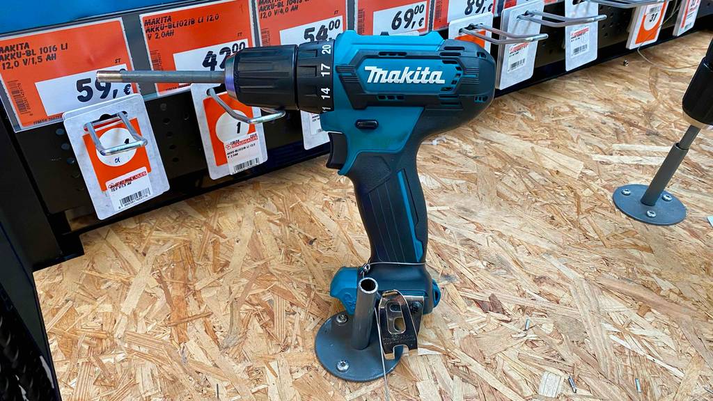Makita-Akku-Schlagbohrschrauber im Test: Makita-Akku-Schlagbohrschrauber steht auf einer Holzplatte.