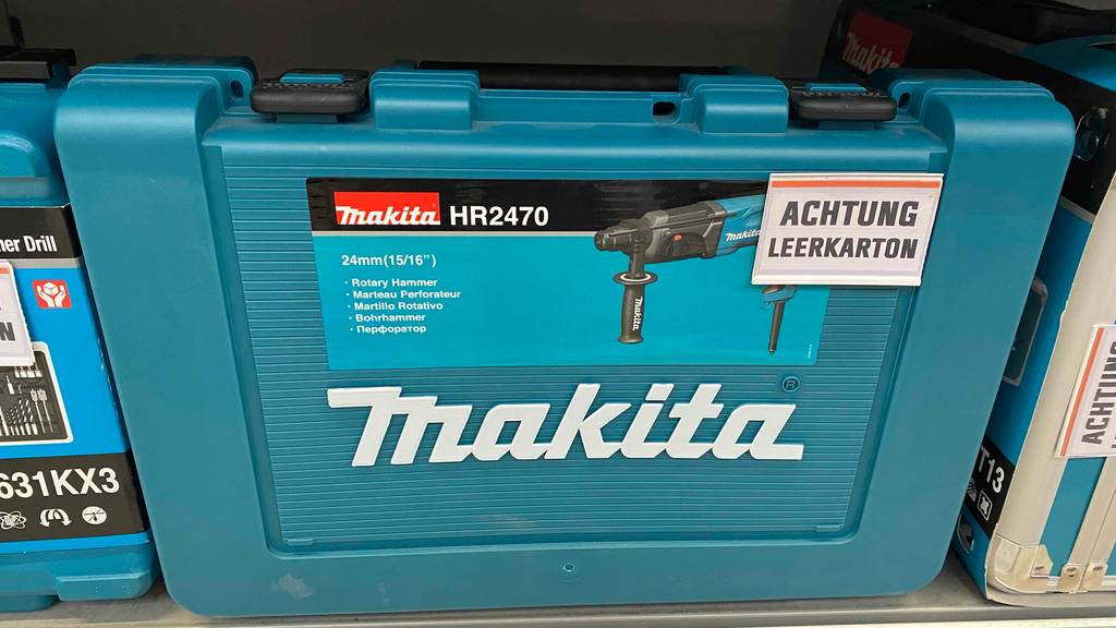 Makita-Bohrhammer-Test: blauer Transportkoffer steht in einem Regal als Ausstellungsstück.