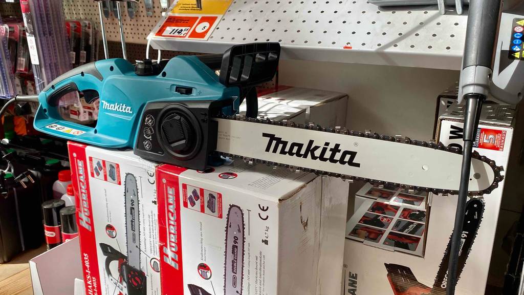 Makita-Kettensäge im Test: eine Makita-Kettensäge von der Seite ersichtlich.