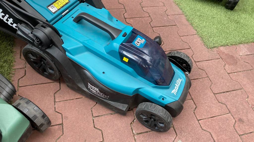 Getesteter Makita-Rasenmäher von der Vorderseite gezeigt.