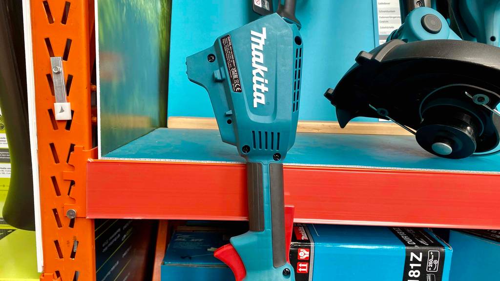 Makita-Rasentrimmer getestet: Gehäuse des oberen Teils eines Makita-Rasentrimmers in Nahaufnahme.