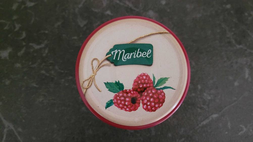 Nahaufnahme des Deckels einer getesteten Himbeermarmelade von oben.