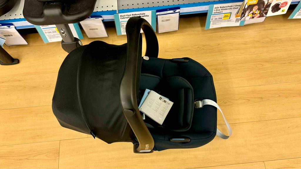 Maxi-Cosi-Babyschale im Test: schwarze Maxi-Cosi-Babyschale von oben ersichtlich mit gespanntem Schutzdach.