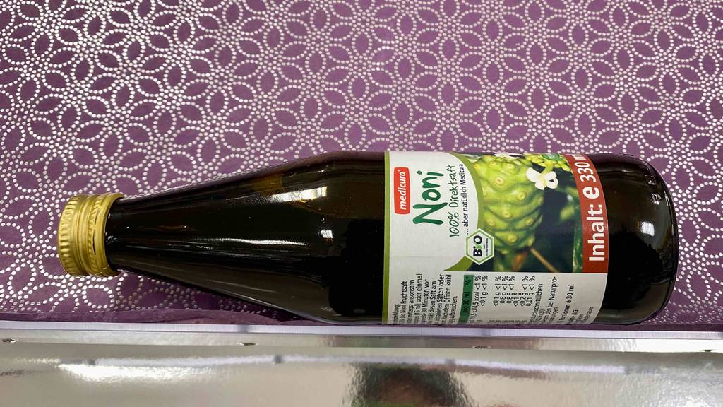 Noni-Saft im Test: eine Flasche Noni-Saft mit 330 ml Inhalt im liegenden Zustand.